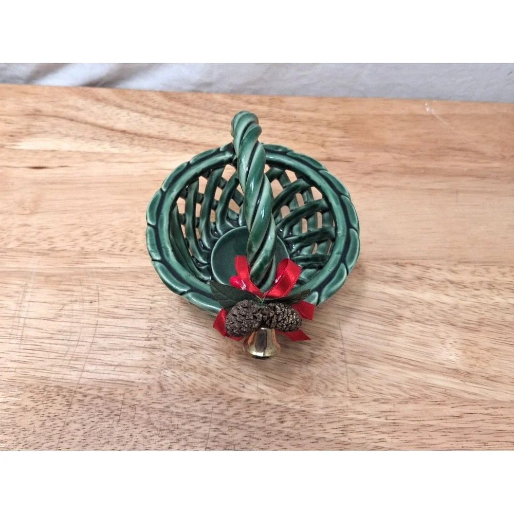 Green Round Ceramic Basket Woven Lattice w/Handle Pinecones Bow Bell Christmas